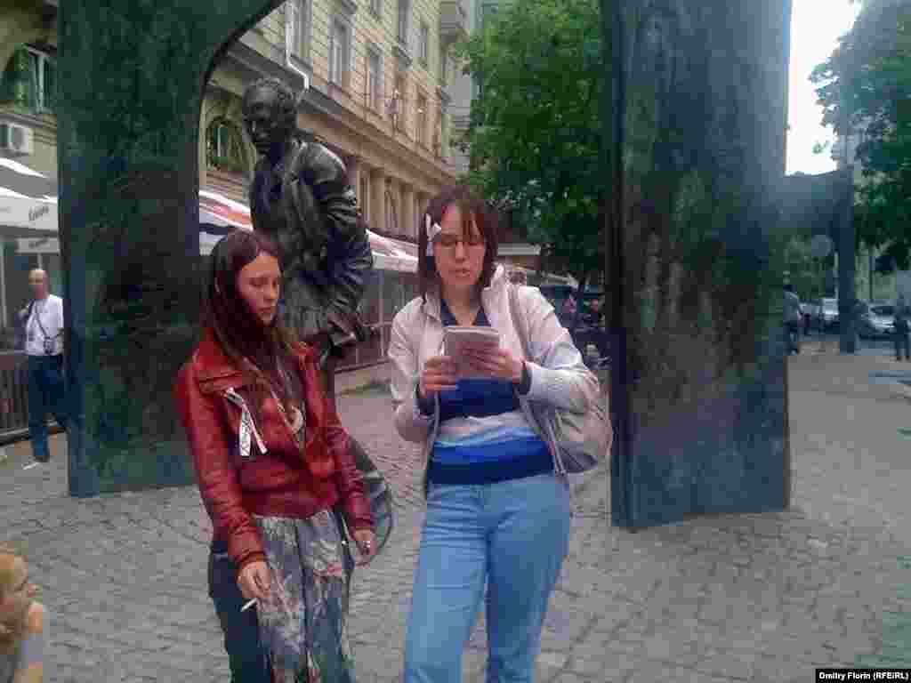 Гражданские активисты на Старом Арбате по очереди зачитывают закон о полиции
