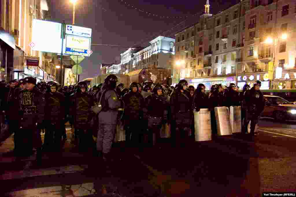 Тысячи солдат ВВ и ОМОНовцев в полной выкладке стояли на Тверской на случай, если участники митинга "За честные выборы" пойдут на Кремль.