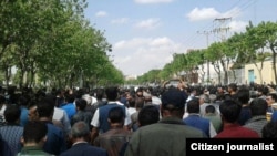 کشاورزان اصفهانی و خانواده‌های‌شان روز چهارشنبه نیز در اعتراض به عدم دریافت حق‌آبه خود تجمع و راهپیمایی کردند