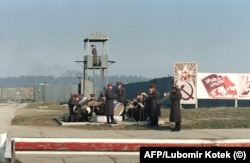 Військовий оркестр грає біля авіабази Міловиці в лютому 1990 року