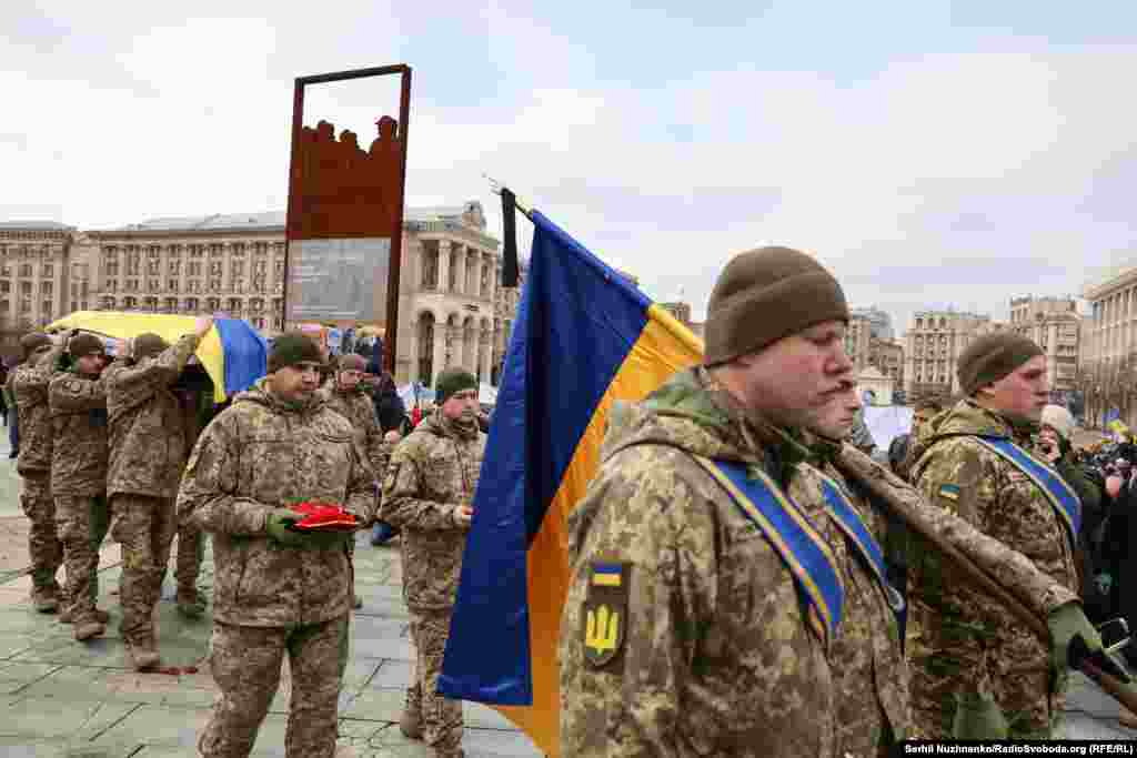 «Мій Руслан був теж не простим. Наші шляхи теж були і різні і одинакові, у нас були рамки у кожного свої, і кожен хотів за ті рамки вийти. Але наповнення було одне і те саме. Це – любов до родини, любов до батьківщини, яка у Руслана була на першому місці», – сказала дружина Руслана Ганущака Олександра під час прощання на майдані Незалежності