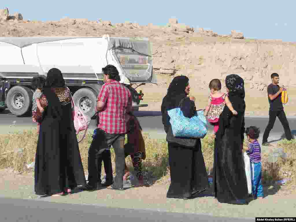 تل‌عفر در کنار موصل و بخش‌های دیگری از عراق، در سال ۲۰۱۴ و در اوج پیشروی‌های گروه «حکومت اسلامی» در کنار بخش‌های وسیعی از سوریه، به کنترل این گروه درآمده بود. بخشی از ساکنان شهر همان سال‌ها از آن گریختند.
