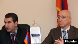 Председатель Государственной комиссии по защите экономической конкуренции Армении Артак Шабоян (слева) и руководитель ереванского офиса ОБСЕ Сергей Капинос на пресс-конференции, 2 июня 2010 г.