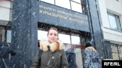 Тацяна Шапуцька на ганку юрыдычнага факультэту БДУ