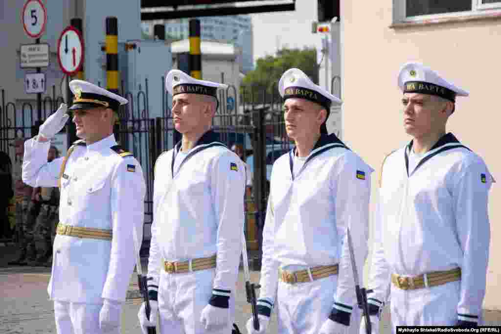 Почесна варта ВМСУ віддає честь прапору ВМСУ, який підіймають на кораблі «Юрій Олефіренко»