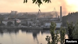 Pale de fum după atacul ucrainean asupra portului Sevmorjavod, din Crimeea anexată ilegal de ruși în 2014.
