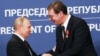 Рускиот претседател Владимир Путин се ракува со српскиот претседател Александар Вучиќ откако му беше доделен Орден Александар Невски во Белград, Србија, 17 јануари 2019 година