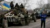 Член моніторингової місії ОБСЄ біля українських військовослужбовців. Село Парасковіївка, поблизу Артемівська, лютий 2015 року
