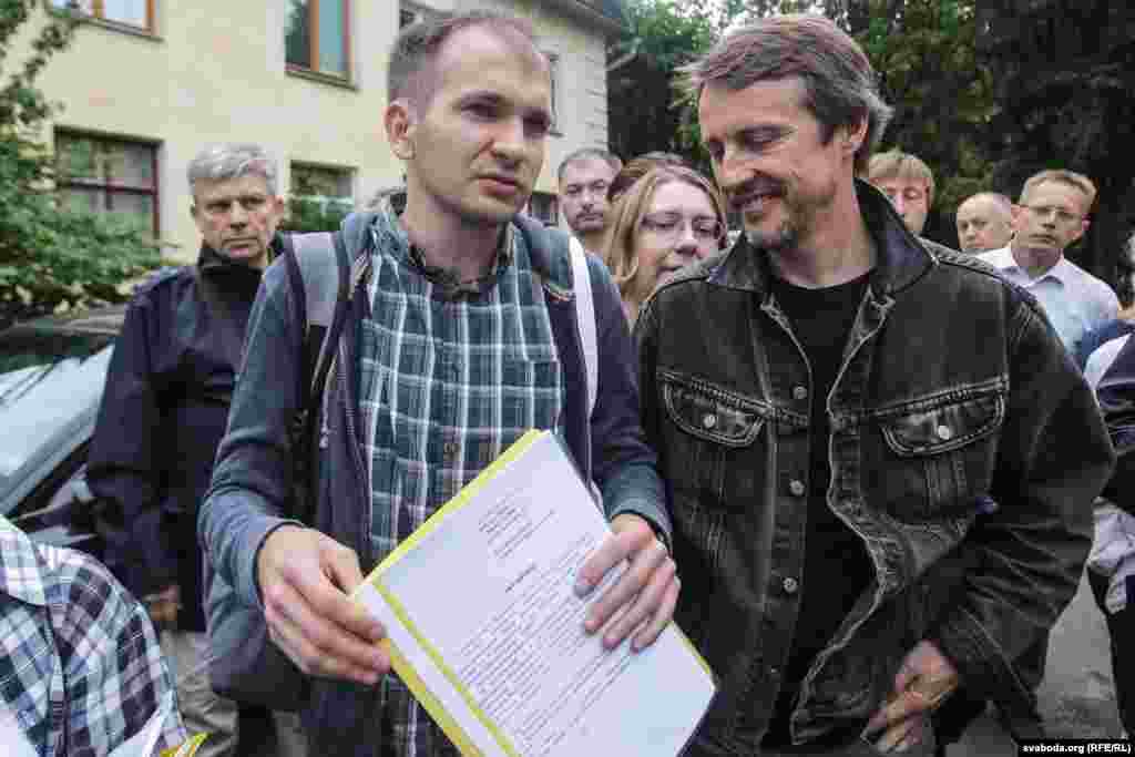Дзяніс Кобрусеў (зьлева) зь ініцыятывы «Генплян для менчукоў» тлумачыць, што чакае жыхароў Асмалоўкі далей: «Першы варыянт: ПДП цалкам адхілены. Гэта дае нам магчымасьць дапрацаваць свой плян, як можа разьвівацца гэты раён без зносу. Другі варыянт: ПДП адпраўляюць на дапрацоўку. У нас таксама зьявіцца лякуна для камунікацыі з Камітэтам архітэктуры, адміністрацыяй Цэнтральнага раёну і Менсграда аб тым, каб ПДП не прадугледжваў знос. Гэта пазытыўныя варыянты». Калі ПДП зацьвердзяць, то гэта «нэгатыўны варыянт», — кажа Дзяніс. Але пакуль што ён спадзяецца, што гэтага не адбудзецца.