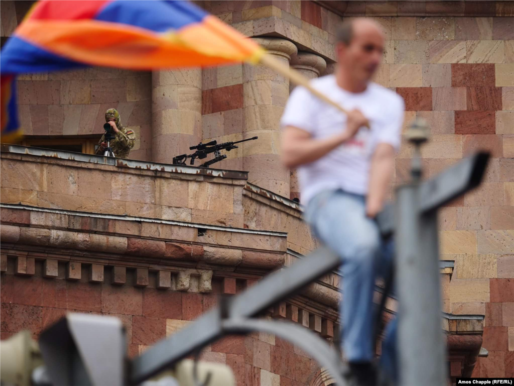 Снайпери в масках спостерігають за демонстрацією на площі Республіки в Єревані. Цього дня Нікол Пашинян – лідер антиурядових протестів і «оксамитової революції» – був обраний прем'єр-міністром країни. Фото – Еймос Чаппл