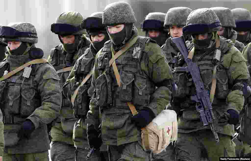 5 сакавіка 2014 году. Расейскія вайскоўцы без апазнавальных знакаў (так званыя «зялёныя чалавечкі») у сяле Перавальнае.