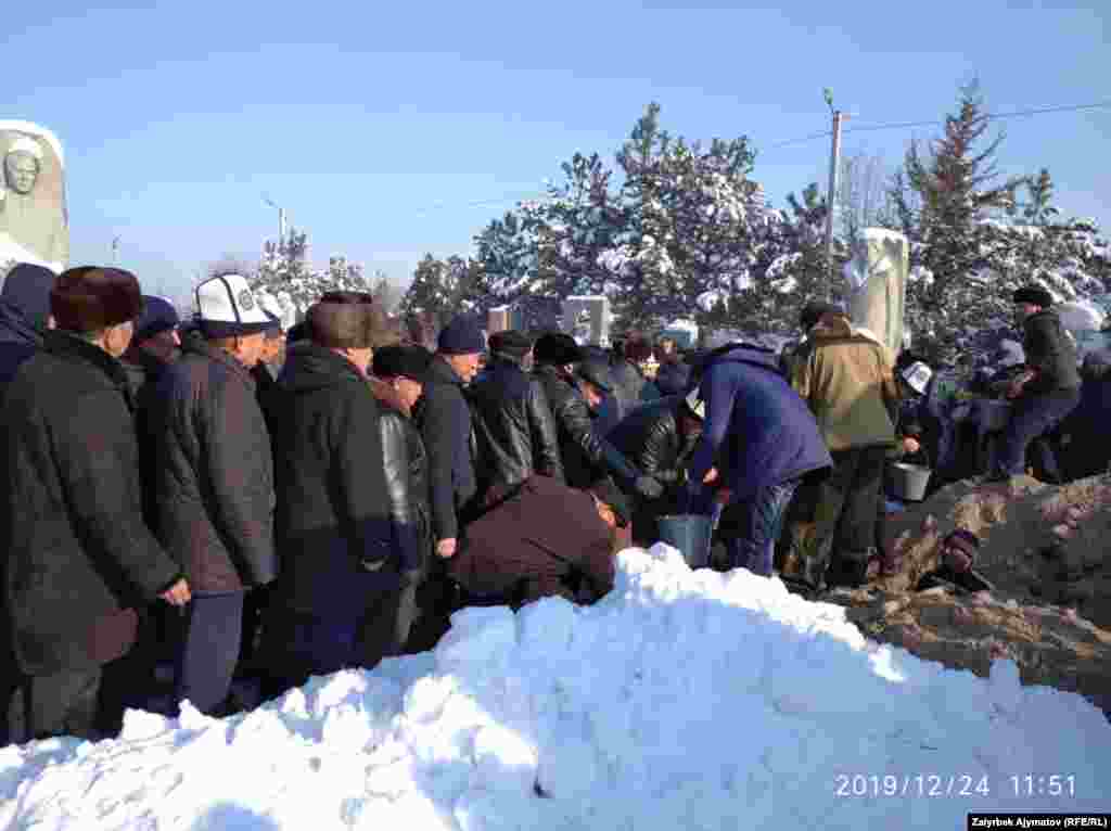 Болот Шамшиев 1985 - 1995-жылдары Жогорку Кеңештин эки жолку чакырылышынын депутаты болгон.