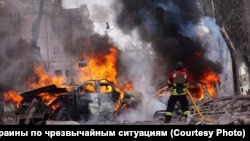 Пожежники працюють на місці російського ракетного удару в центрі Сум, Україна, 13 квітня 2025 року