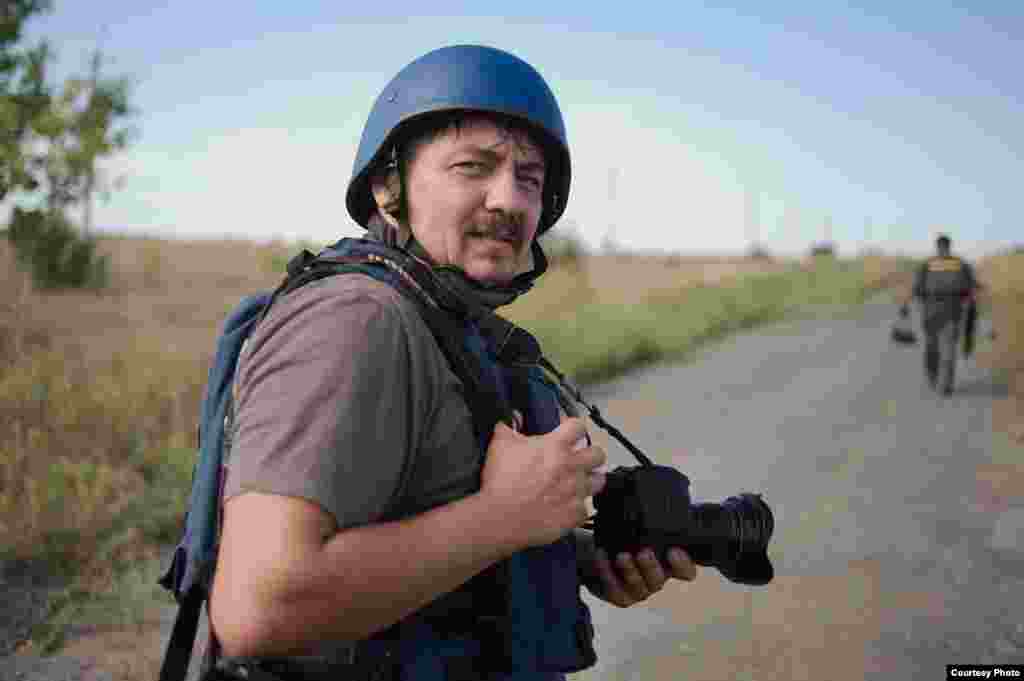 Fotograful Anatoli Stepanov. RFE / RL a vorbit cu fotograful specializat de ani de zile în conflicte despre experiențele sale și despre proiectul dedicat împlinirii a 30 de ani de independență a Ucrainei. 