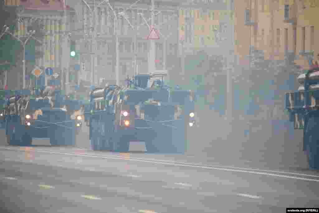 Тэхніка рухалася ад вайсковага гарадку «Уручча» праз цэнтр горада і да стэлы «Менск-горад герой»