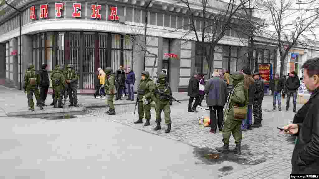 А на углу Пушкинской и Горького было вообще какое-то деревенское гуляние. Выглядело это именно так. Никакого смысла в дежурстве вооруженных до зубов спецназовцев в этом месте не было. Прохожих они не проверяли, движению людей не препятствовали, так что, скорее всего, это была продуманная демонстрация военной силы.