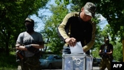 Проросійські бойовики беруть участь у так званому «референдумі», Слов’янськ, 11 травня 2014 року