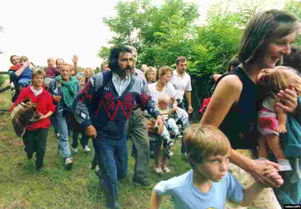 Усходнія немцы ўцякаюць з Вугоршчыны ў Аўстрыю 19 жніўня 1989 году падчас «Эўрапейскага пікніку». Тысячы ўсходніх немцаў пачалі ўцякаць з Вугоршчыны ў Аўстрыю (каля 600 чалавек за адзін дзень) падчас дэманстрацыі, падобнай да фэстывалю, якая атрымала назву «Эўрапейскі пікнік», на аўстра-вугорскай мяжы. «Выхад», які неўзабаве быў адкрыта дазволены Вугоршчынай, выклікаў вялікія пратэсты з боку Ўсходняй Нямеччыны, якая сьцьвярджала, што яе грамадзян «схілілі і заплацілі, каб яны эмігравалі... каб паклёпнічаць на нашу дзяржаву».
