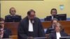 Ramuš Haradinaj sjedi iza tužitelja u sudnici Haškog tribunala, 17. kolovoz 2011.