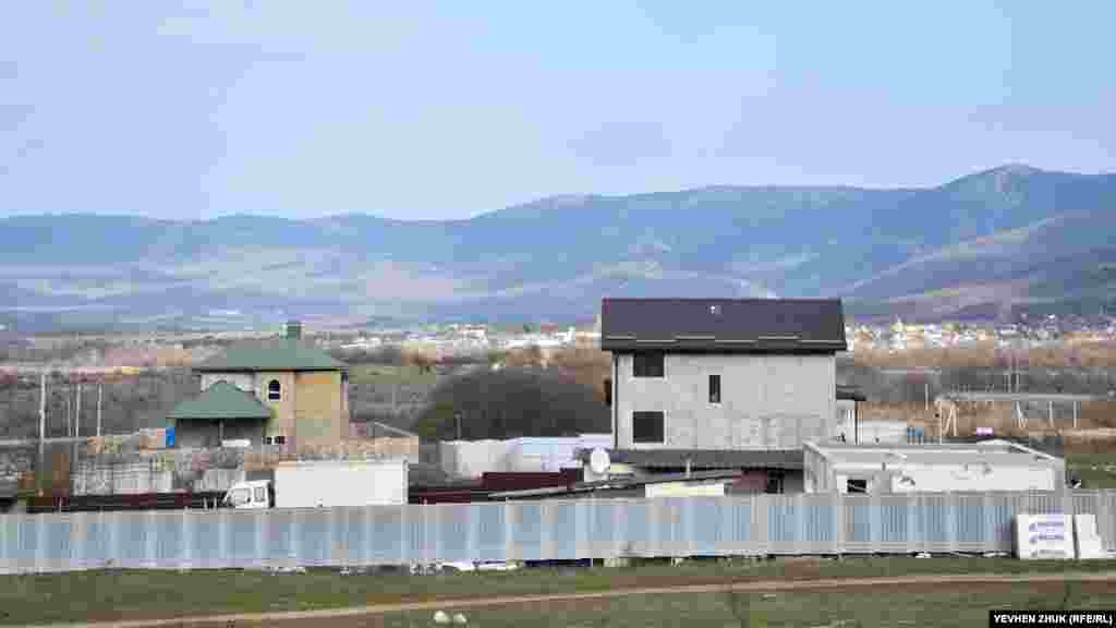 На околиці Тилового будуються нові будинки. Вдалині – село Орлине