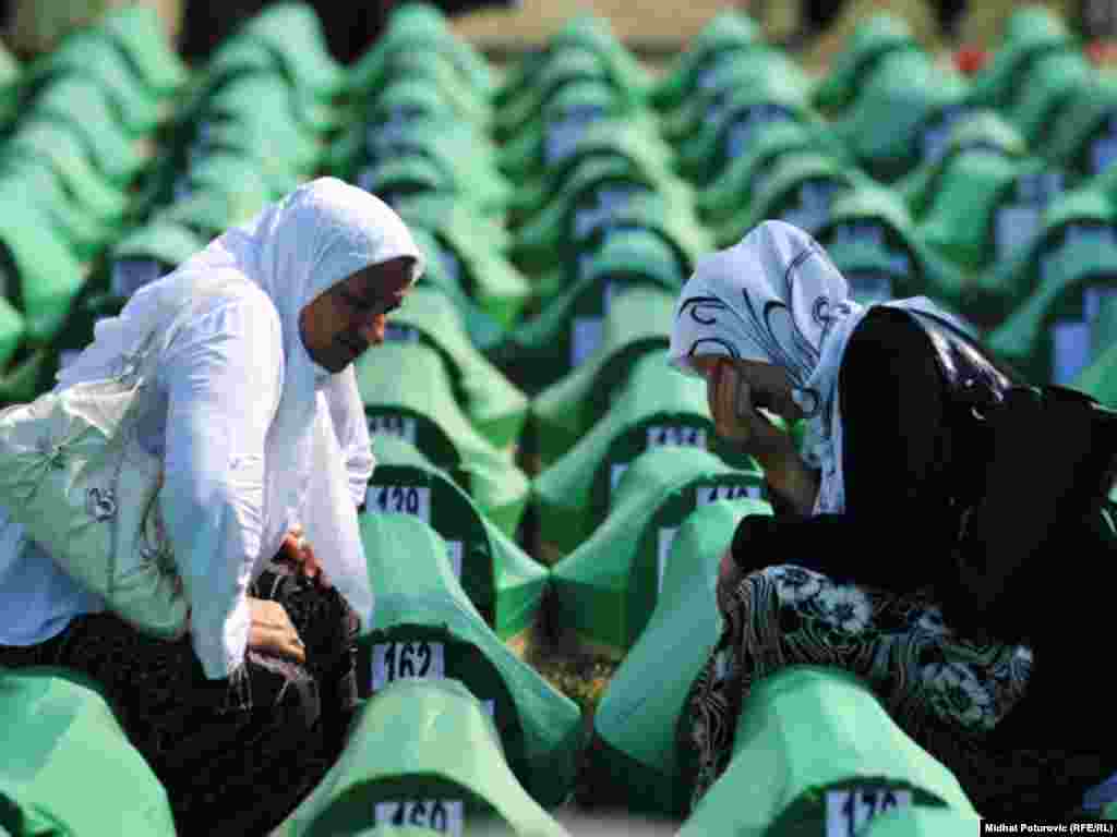BiH - Obilježena 16. godišnjica genocida u Srebrenici (1995.)i sahrana 613 posmrtnih ostataka identificiranih žrtava, 11.07.2011.