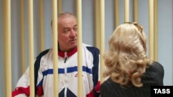 Сергей Скрипаль, бывший агент ГРУ, беседует с адвокатом. Москва, август 2006 года.