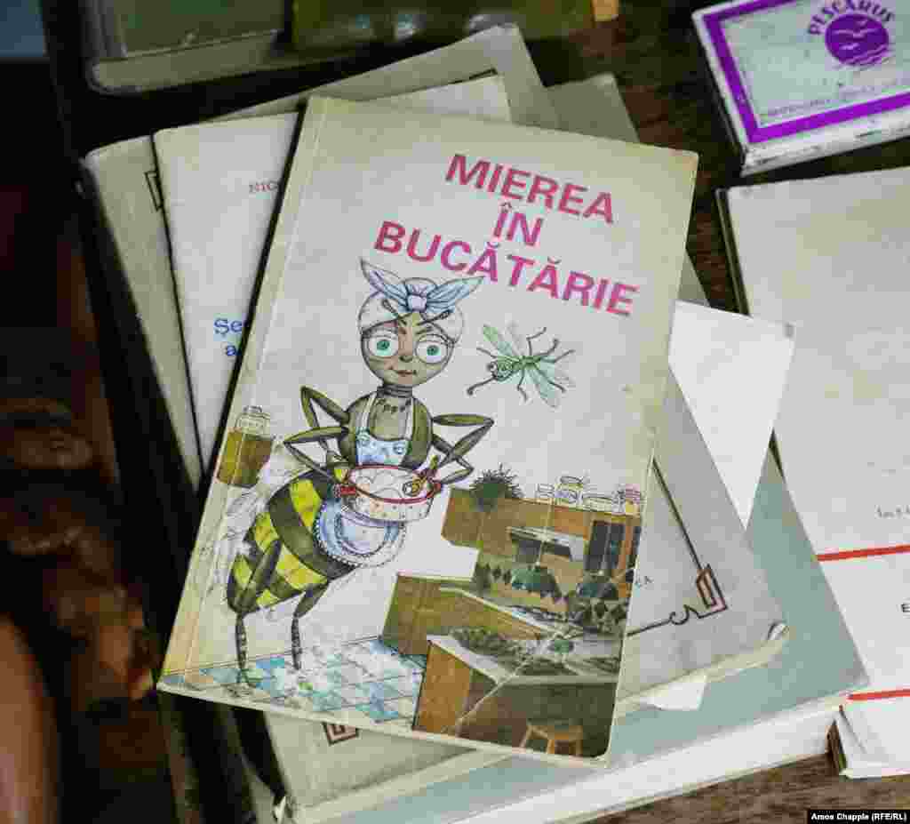 Куховарська книга під назвою «Мед на кухні». Міхайта сказав, що він все ще полює за деякими предметами комуністичної епохи. «Ми шукаємо усіма можливими способами, але деякі речі дійсно важко знайти»