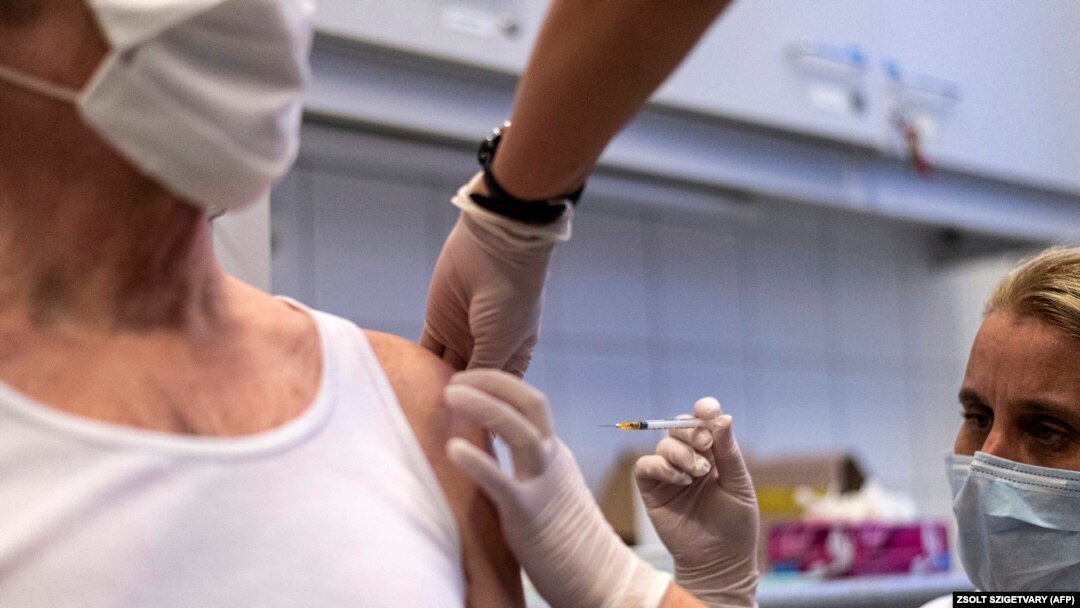 Un bărbat din Ungaria primește primește prima doză de vaccin 