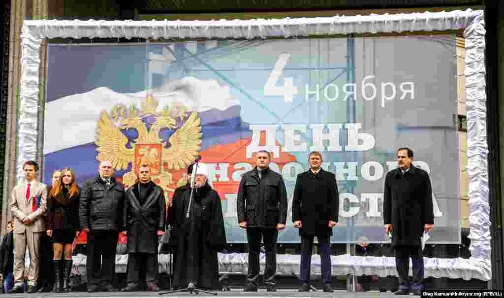 Перед присутніми виступили представники кримської влади - «прем'єр-міністр» Криму Сергій Аксьонов і глава «Держради» Володимир Константинов.