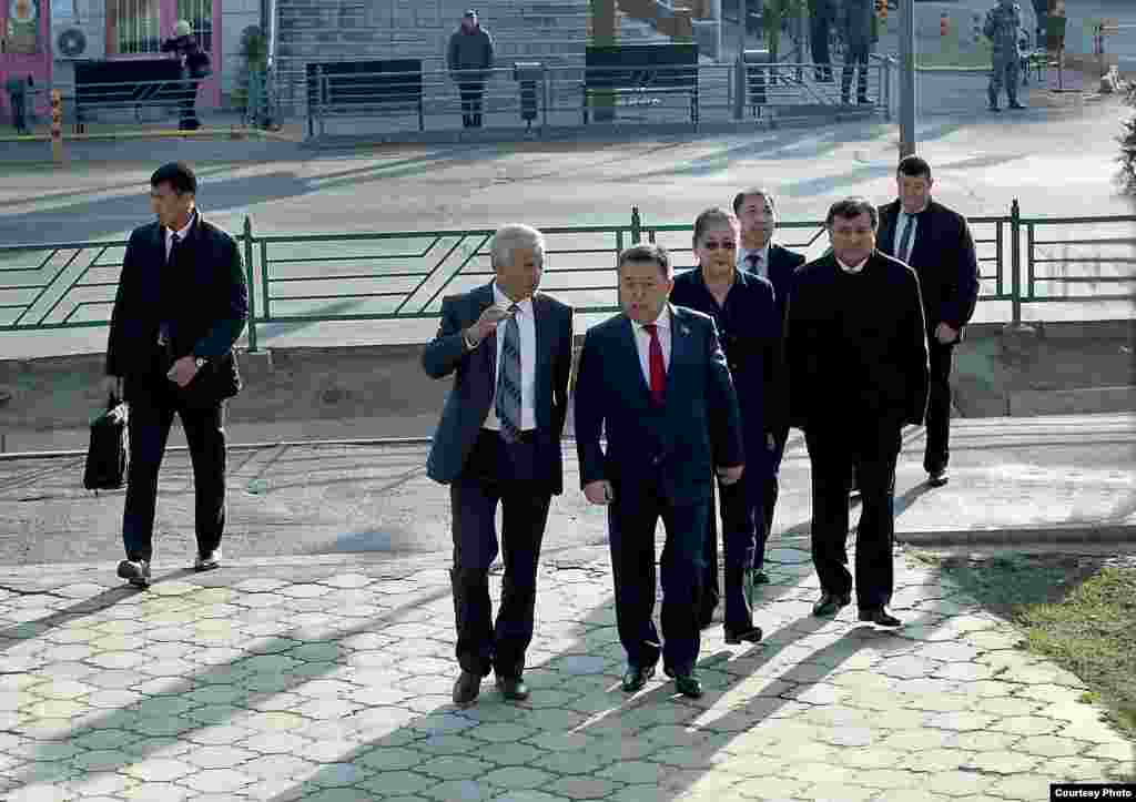 Жогорку Кеңештин төрагасы Чыныбай Турсунбеков Бишкек шаарындагы №5 кесиптик лицейде жайгашкан №1209 шайлоо тилкесинде добуш берди. Андан кийин журналисттердин суроолоруна жооп берип жатып Турсунбеков Кыргызстандын акылман калкы алдыңкы алты жылдык келечегин өзү тандап, татыктуу талапкерди шайлап аларына ишенерин билдирди: - Бүгүн мен өлкөгө тынчтык жана туруктуулук тилеп, башкысы Кыргызстан өнүккөн мамлекетке айланса деген үмүт менен шайлоодо добуш бердим. Жогорку Кеңештин төрагасы Социал-демократтар партиясынын мүчөсү. Спикерликке чейин парламентте аталган фракцияны жетектеп турган.