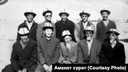Камал Урустамов жердештери менен (биринчи катарда, солдон экинчи).