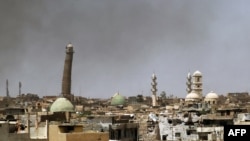 نمایی از گلدسته تاریخی «الحدبا» بر فراز مسجد نوری شهر موصل پیش از ویرانی. 