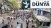 Studentler teleradio binasynyň öňüni petikleýär. 15-nji aprel, 2025 ý. Belgrad. Serbiýa.