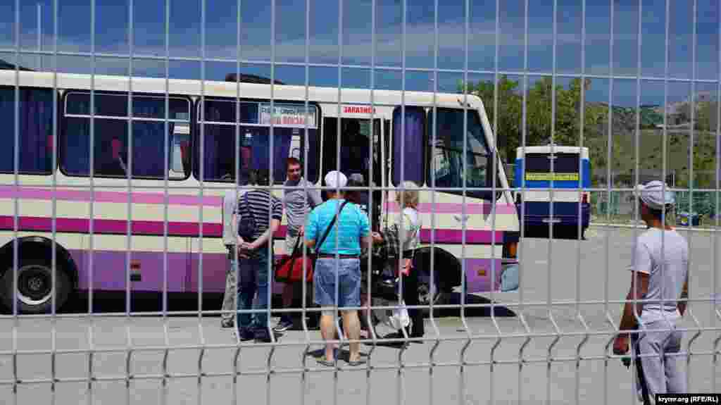 Рейсові автобуси в «зоні транспортної безпеки» першими зустрічають місцеві таксисти