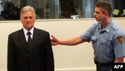Netherlands -- Former Serb general Momcilo Perisic (L) in the courtroom of the War Crimes Tribunal in the Hague, 09Mar2005