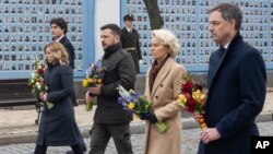 Слева направо: премьер-министр Канады Джастин Трюдо, премьер-министр Италии Джорджия Мелони, президент Украины Владимир Зеленский, президент Комиссии ЕС Урсула фон дер Ляйен и премьер-министр Бельгии Александр Де Кроо у Стены памяти в Киеве. 24 февраля 2024 г.