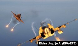 За даними Reuters, Україна просить США серед іншого надати винищувачі F-18. На фото: два F-18 на військових навчаннях Ocean Sky членів НАТО США, Туреччини та Іспанії на базі ВПС Гандо на Канарських островах, 25 жовтня 2019 року