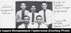 Зиновій Карась (нижній ряд ліворуч) разом з друзями, 1958 рік, Іркутська область