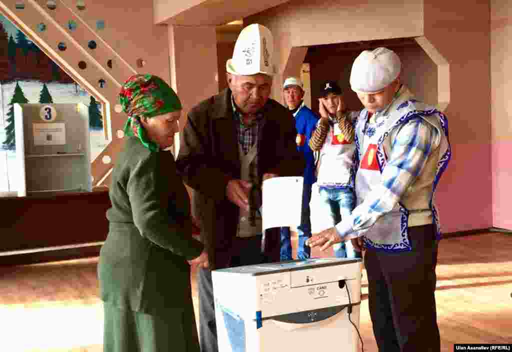 Бул жолку шайлоодо ID картасы бар жарандар гана добуш берүүдө. Ак-Талаа району.