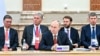 Уладзімір Пуцін наперадзе расейскай дэлегацыі ў Палацы незалежнасьці ў Менску, 27 чэрвеня 2025