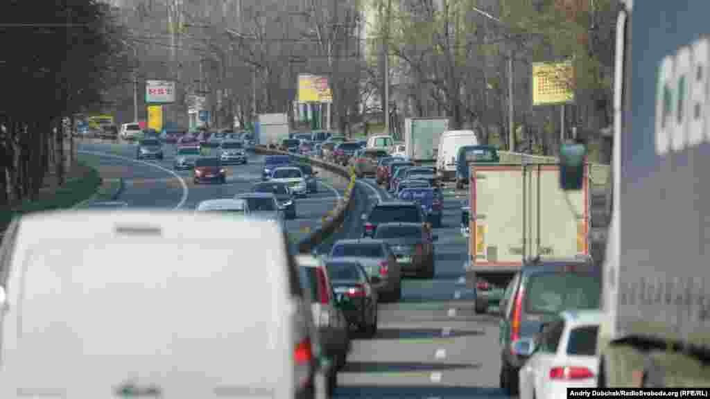 Автомобільний трафік у місті знизився, але місцями на дорогах траплялися «тягнучки»