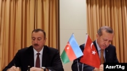 25-nji oktýabrda Türkiýäniň Izmir şäherinde gelnen bu ylalaşyk azeri gazynyň Ýewropa ýetirilmegine ýol açýar. Suratda: Azerbaýjanyň prezidenti Ylham Aliýew we Türkiýäniň premýeri Rejep Taýýip Erdogan