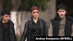 Залина Дудуева и её сыновья Руслан (справа) и Мурат