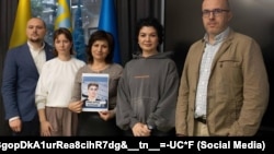 Мать крымского политузника Айше Куртамет с фотографией сына Аппаза Куртамета (в центре) в Представительстве президента Украины в АРК в Киеве, 10 октября 2024 года – фото Представительства в ФБ