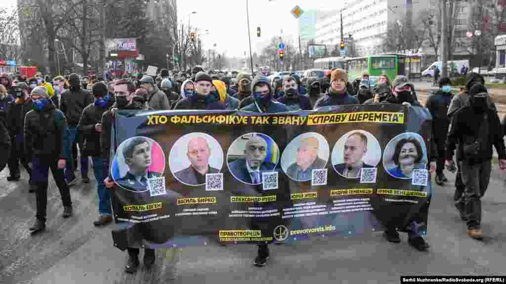 Після повідомлення про те, що його не доставлять до зали суду, вони рушили до Лук’янівського СІЗО, де утримують військового