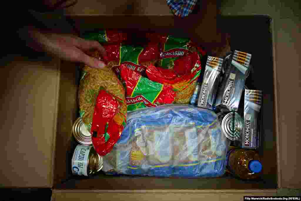 Типовий продуктовий набір з раціоном на один місяць. Вага такого набору 21 кілограм, до нього входить гречка, макарони, квасоля, консервоване м’ясо, риба, олія, цукор, сіль та чай