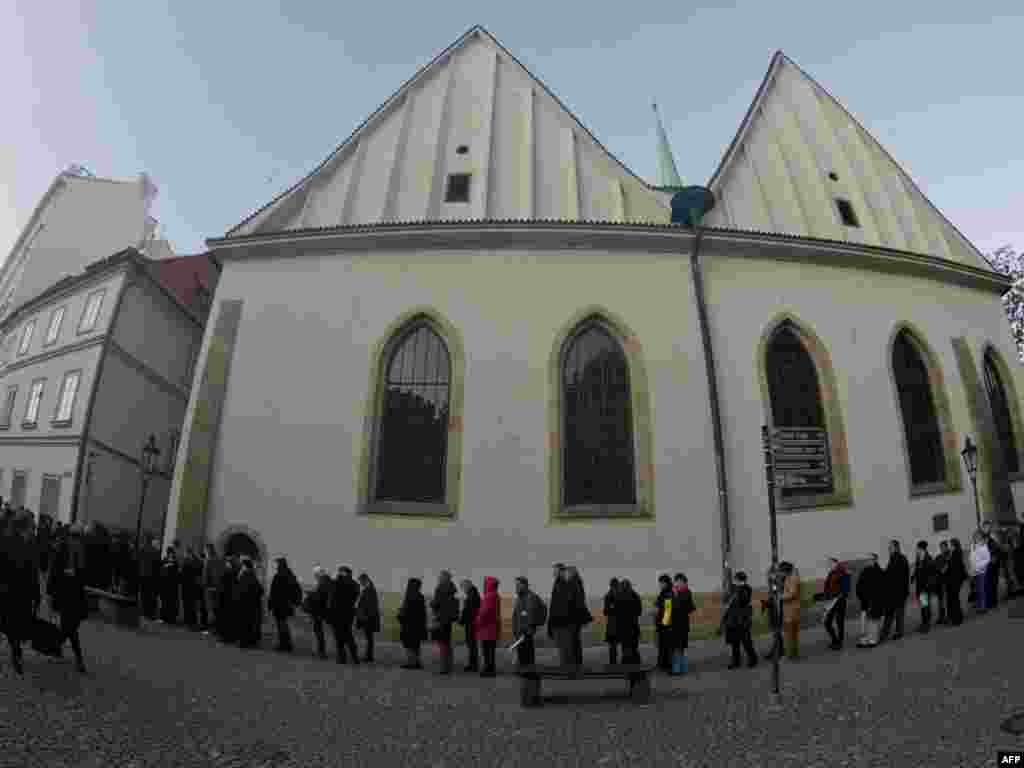 Građani mirno čekaju u redu kako bi odali počast Havelu, Prag, 19.12.2011. Foto: AFP / Michal Čižek