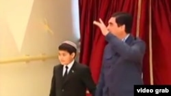 Türkmenistanyň prezidenti Gurbanguly Berdimuhamedow we onuň agtygy Kerimguly.