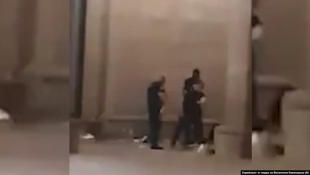 Стоп кадър от видео, показващо полицейско насилие над протестиращ на 10 юли вечерта.