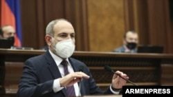 Премьер-министр Никол Пашинян выступает в парламенте, Ереван, 17 июня 2020 г.